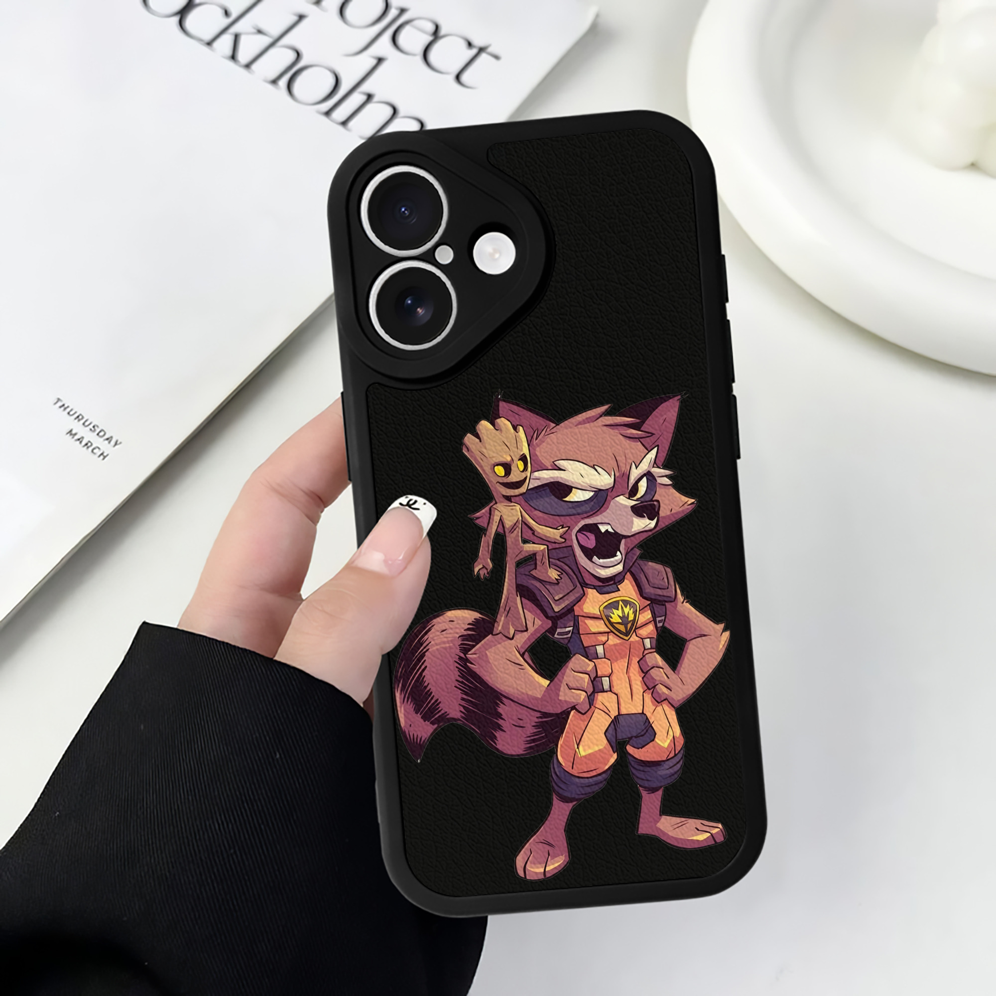 （画像用） アベンジャーズ The Avengers 【iPhone 16シリーズ対応】シリコンスマホケース（レザー調） 材質：シリコン